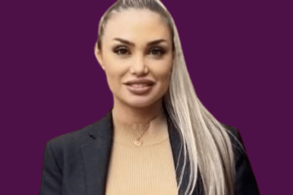 Foto Suzanne paarse achtergrond.png